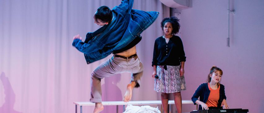 Bild enthält, Dancing, Person, Female, Girl, Teen, Adult, Male, Man, Solo Performance, Skirt