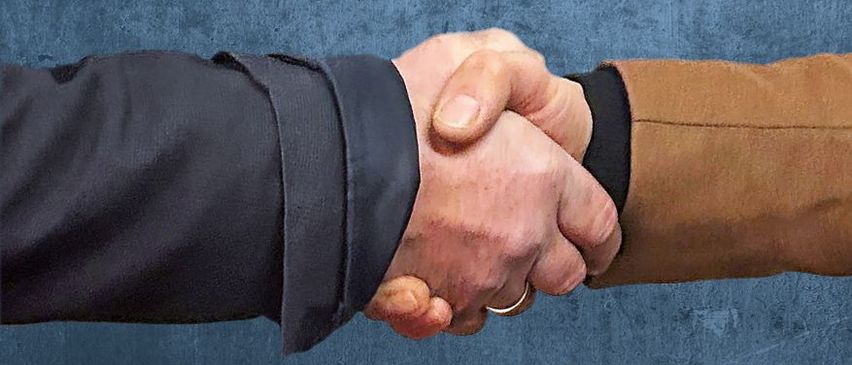 Bild enthält, Body Part, Hand, Person, Baby, Handshake