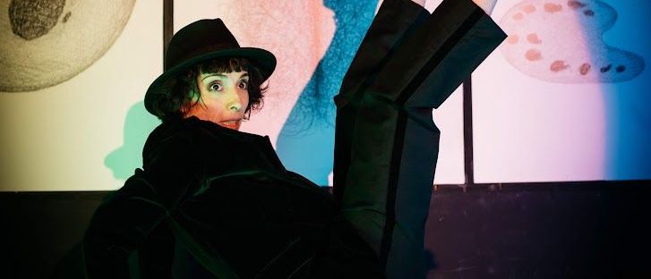 Bild enthält, Adult, Male, Man, Person, Lighting, Shoe, Face, Sphere, Hat, Pilates