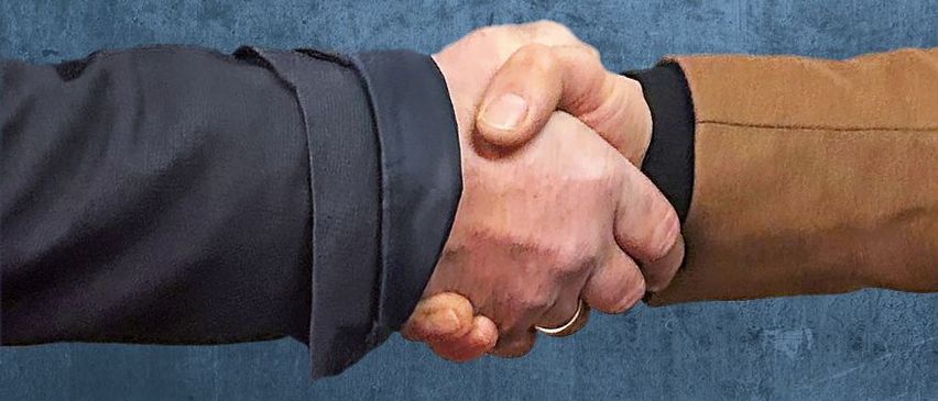 Bild enthält, Body Part, Hand, Person, Baby, Handshake