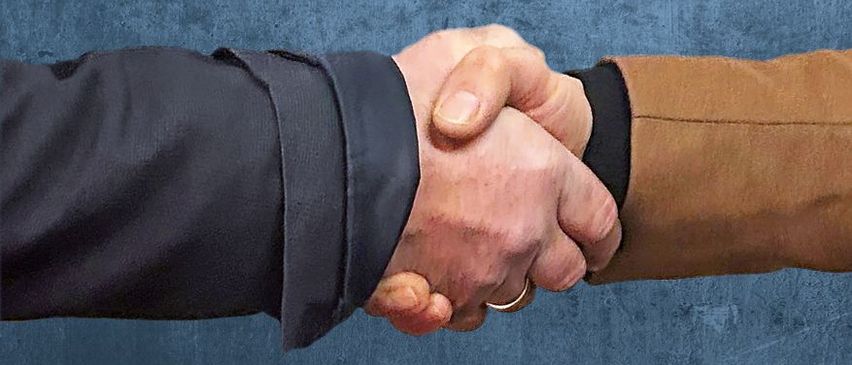 Bild enthält, Body Part, Hand, Person, Baby, Handshake