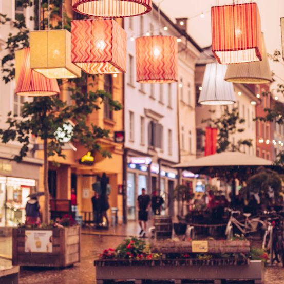 Bild enthält, Urban, City, Person, Lighting, Lamp, Street, Potted Plant, Shoe