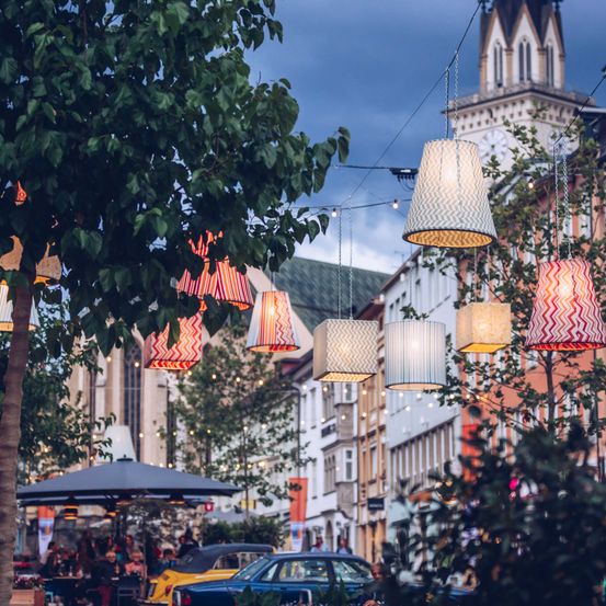 Bild enthält, Urban, City, Car, Person, Handbag, Neighborhood, Shoe