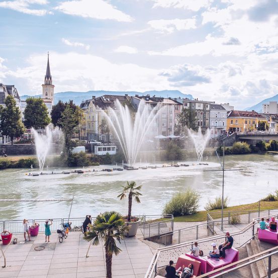 Bild enthält, Fountain, Water, Scenery, Plant, Person, Bicycle, City, Handbag, Car, Cityscape