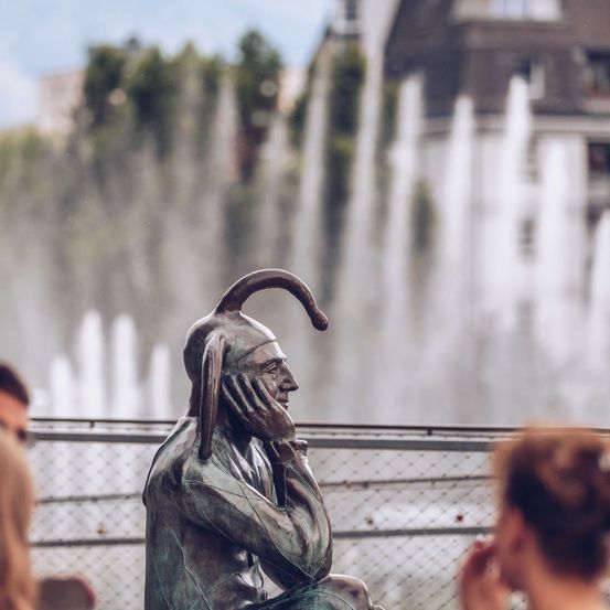 Bild enthält, Fountain, Water, Adult, Male, Man, Person, Female, Woman, Child, Girl