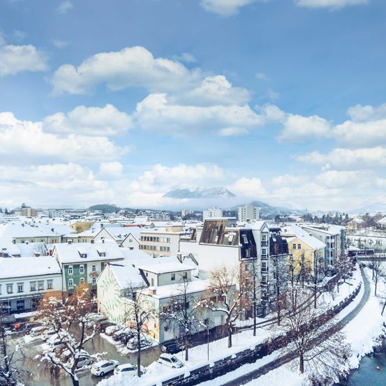 Bild enthält, City, Cityscape, Urban, Metropolis, Neighborhood, Outdoors, Scenery, Spire, Sky, Car