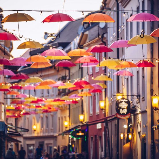 Bild enthält, City, Urban, Road, Street, Shelter, Metropolis, Person, Canopy