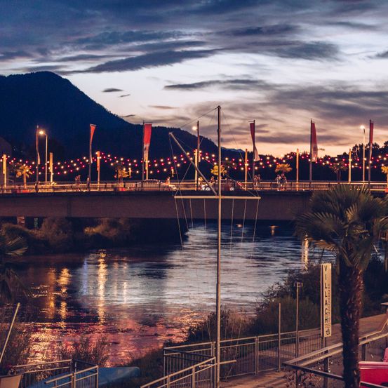 Bild enthält, City, Metropolis, Urban, Waterfront, Landscape, Palm Tree, Tree, Scenery, Lighting, Summer