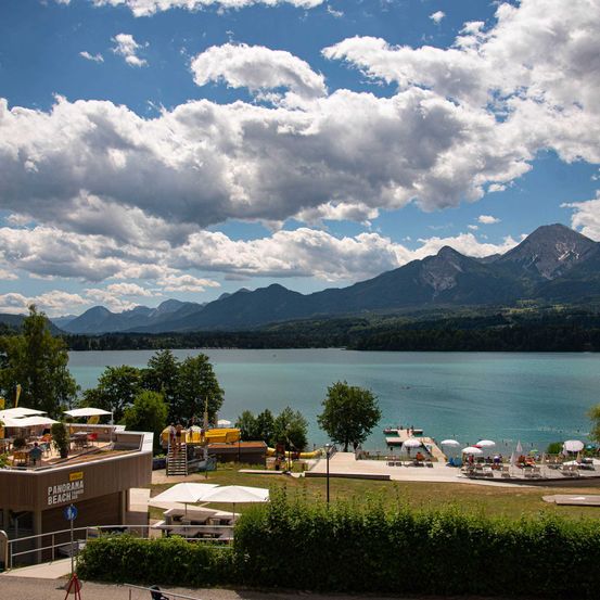 Bild enthält, Nature, Outdoors, Scenery, Lakefront, Water, Waterfront, Sky, Person, Lake, Plant