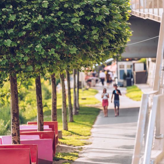 Bild enthält, Path, Sidewalk, City, Street, Urban, Walkway, Person, Walking, Garden, Outdoors