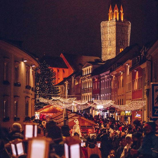 Bild enthält, Urban, City, Lighting, Metropolis, Street, Cityscape, Neighborhood, Night Life, Person, Man