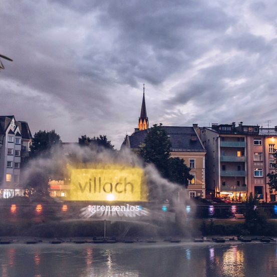 Bild enthält, City, Metropolis, Urban, Fountain, Water, Cityscape, Neighborhood, Boat, Spire, Nature