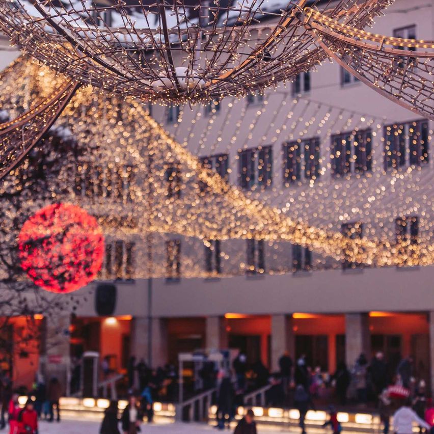 Bild enthält, Building, Shopping Mall, City, Urban, Person, Handbag, Festival, Christmas Decorations