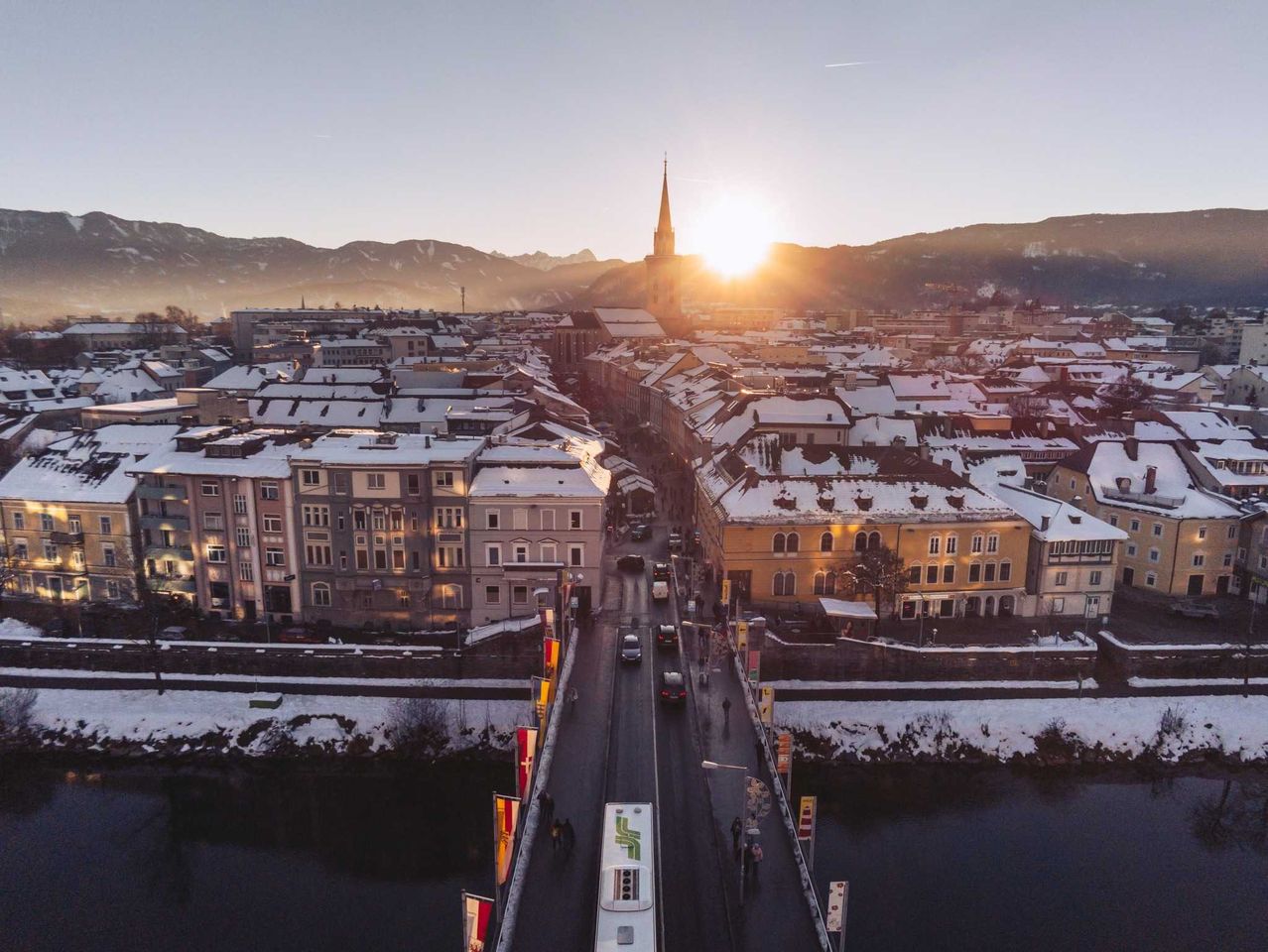 Bild enthält, Building, Cityscape, Urban, Road, City, Outdoors, Nature, Sky, Truck, Aerial View