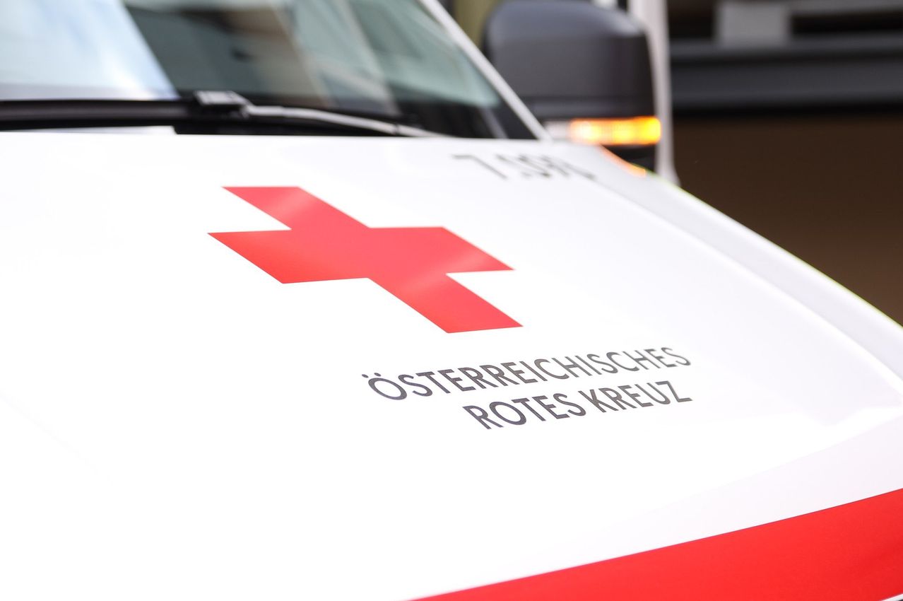 Bild enthält, Logo, Car, Transportation, Vehicle, Symbol, First Aid, Red Cross, Van, Ambulance