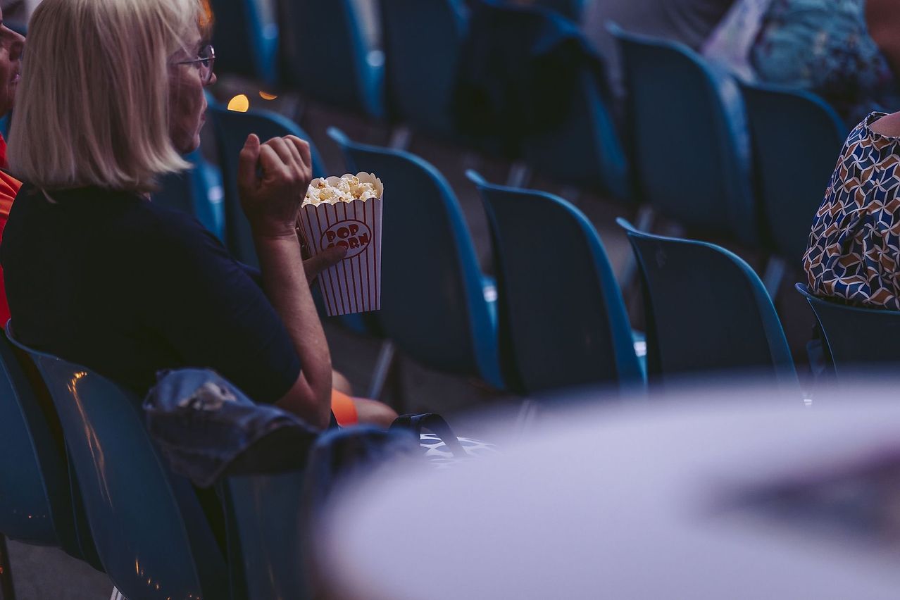 Bild enthält, Adult, Female, Person, Woman, Face, Head, Accessories, Glasses, People, Food