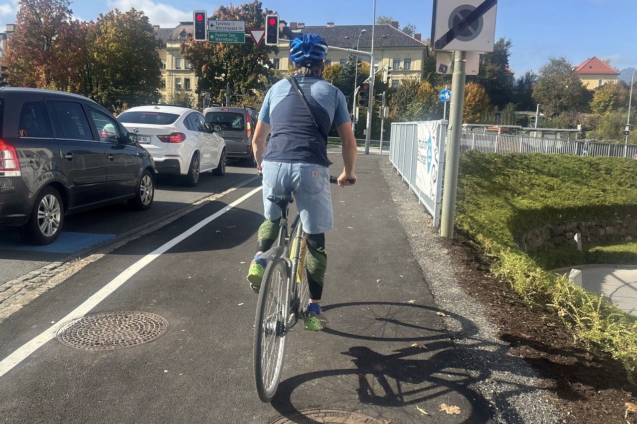 Bild enthält, Helmet, Car, Vehicle, Person, Bicycle, Machine, Wheel, Traffic Light, Cycling, Shoe
