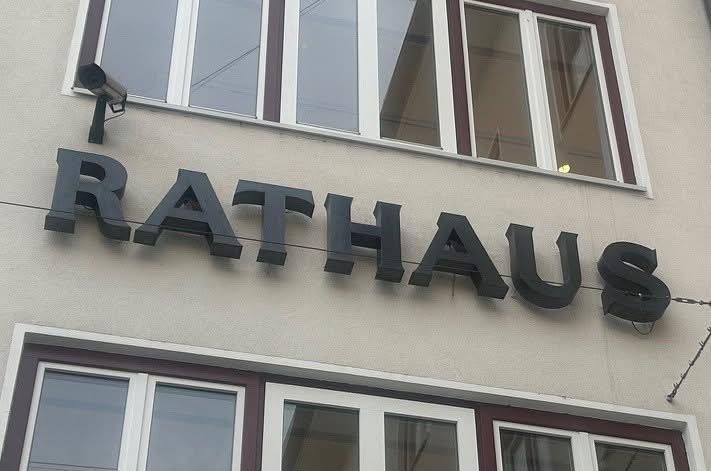 Bild enthält, Home Decor, Symbol, Sign, City, Text