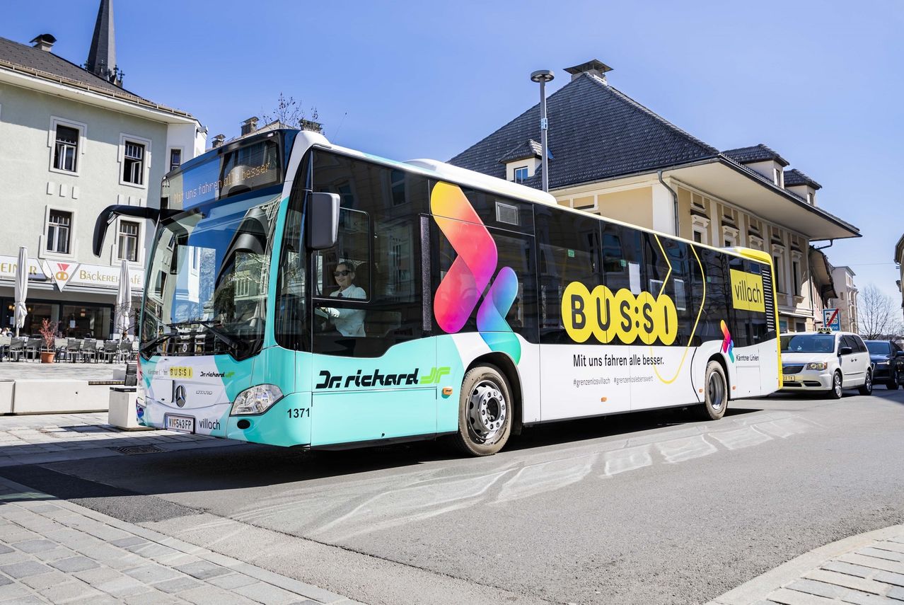 Bild enthält, Bus, Transportation, Vehicle, Car, Person, Accessories, Glasses, Advertisement, Chair, Wheel