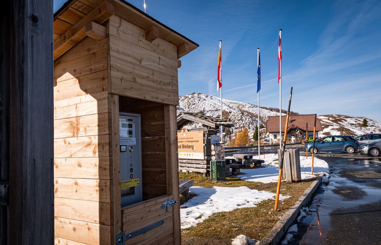 Bild enthält, Building, Outdoors, Shelter, Wood, Car, Vehicle, Machine, Wheel, Housing, Person