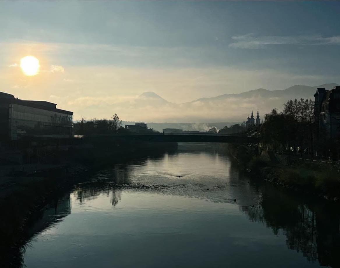 Bild enthält, Architecture, Building, Cityscape, Urban, Outdoors, Nature, Water, Sky, Canal, Lake