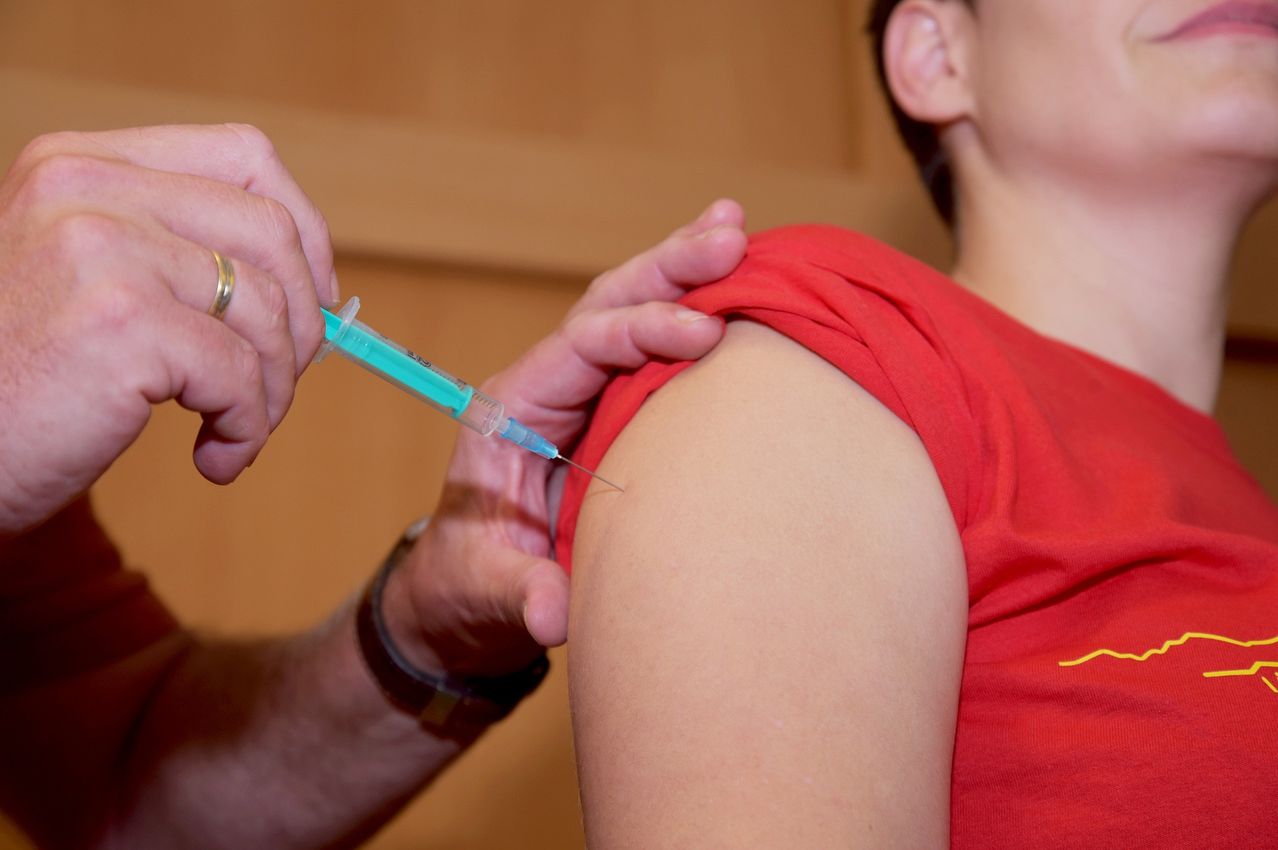 Bild enthält, Body Part, Finger, Hand, Person, Face, Head, Injection