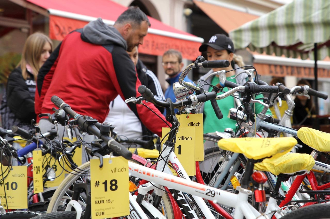 Bild enthält, Hat, Adult, Male, Man, Person, Female, Woman, Glasses, Bicycle, Vehicle