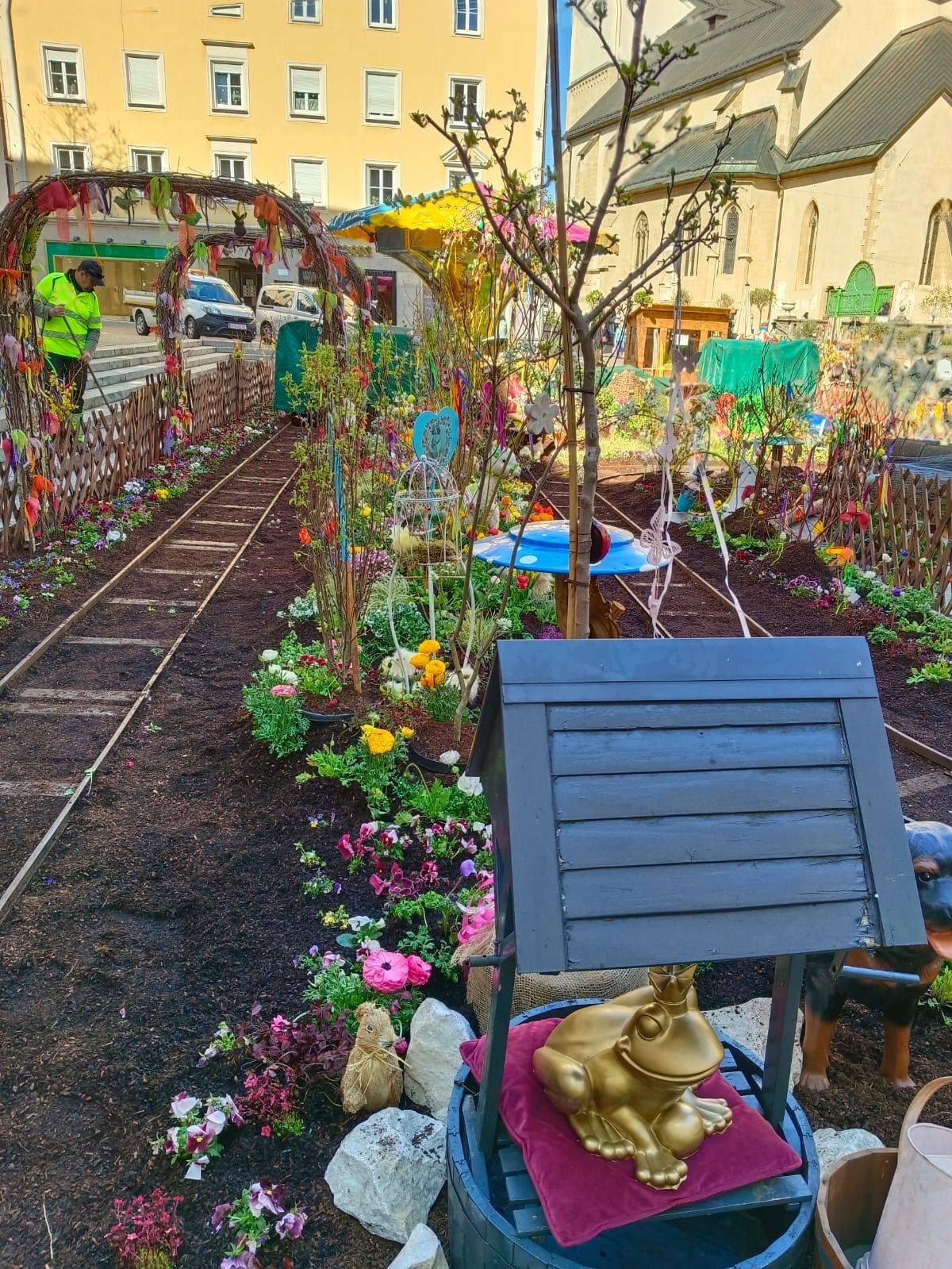 Bild enthält, Planter, Potted Plant, Neighborhood, Shelter, Garden, Grass, Park, Herbal, Backyard, City