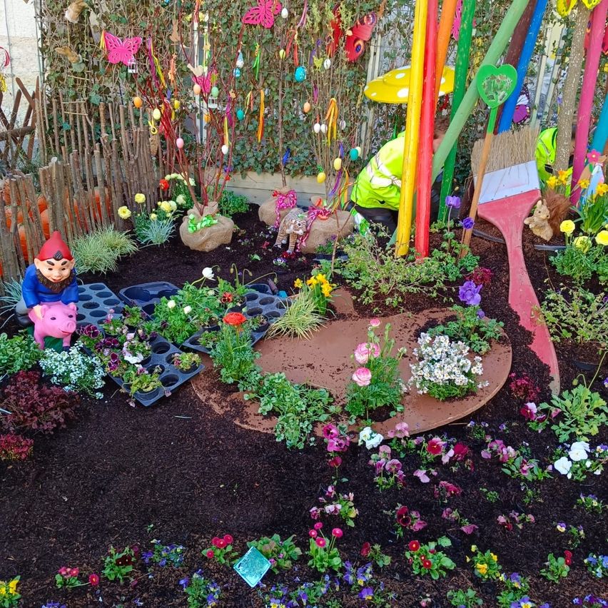 Bild enthält, Potted Plant, Jar, Planter, Pottery, Vase, Garden, Outdoors, Backyard, Yard, Herbal