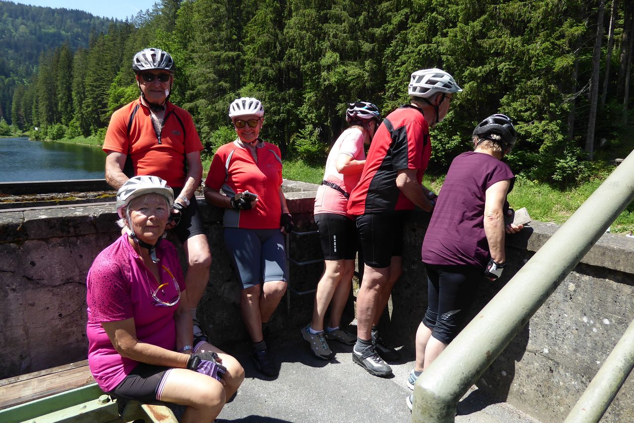 Bild enthält, Shorts, Helmet, Person, Adult, Male, Man, People, Female, Woman, Shoe