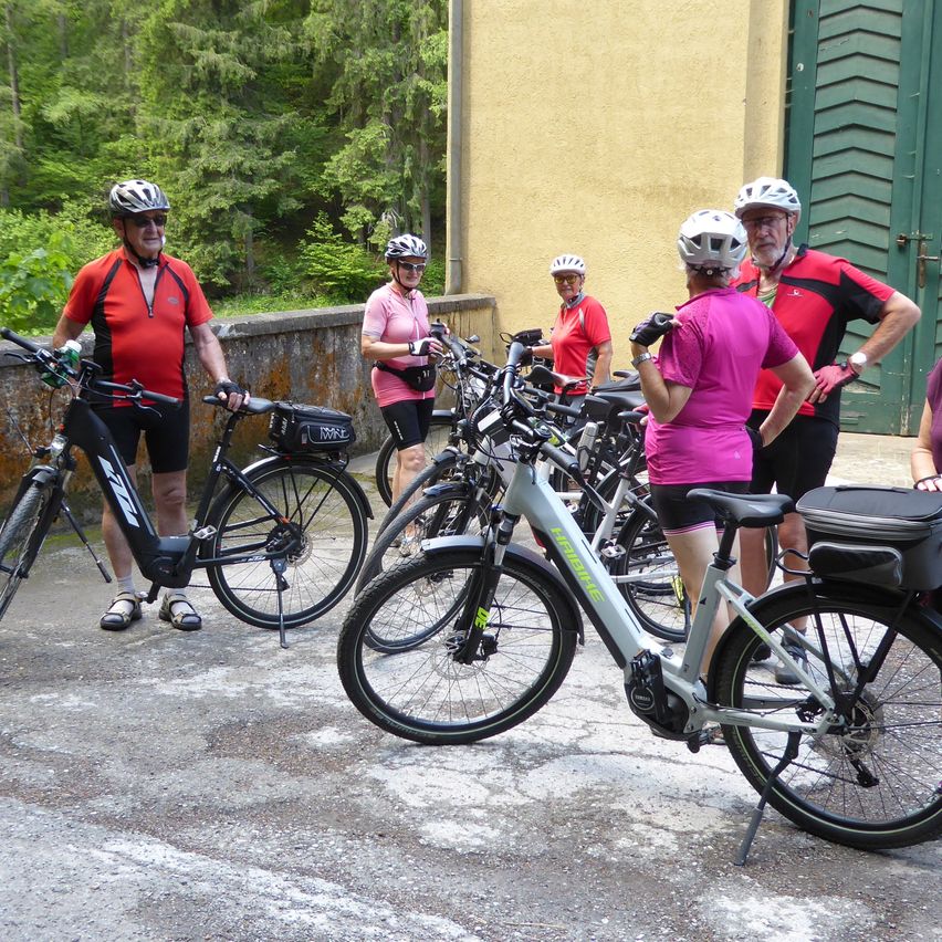 Bild enthält, Helmet, Boy, Male, Person, Teen, Bicycle, Wheel, Adult, Female, Woman