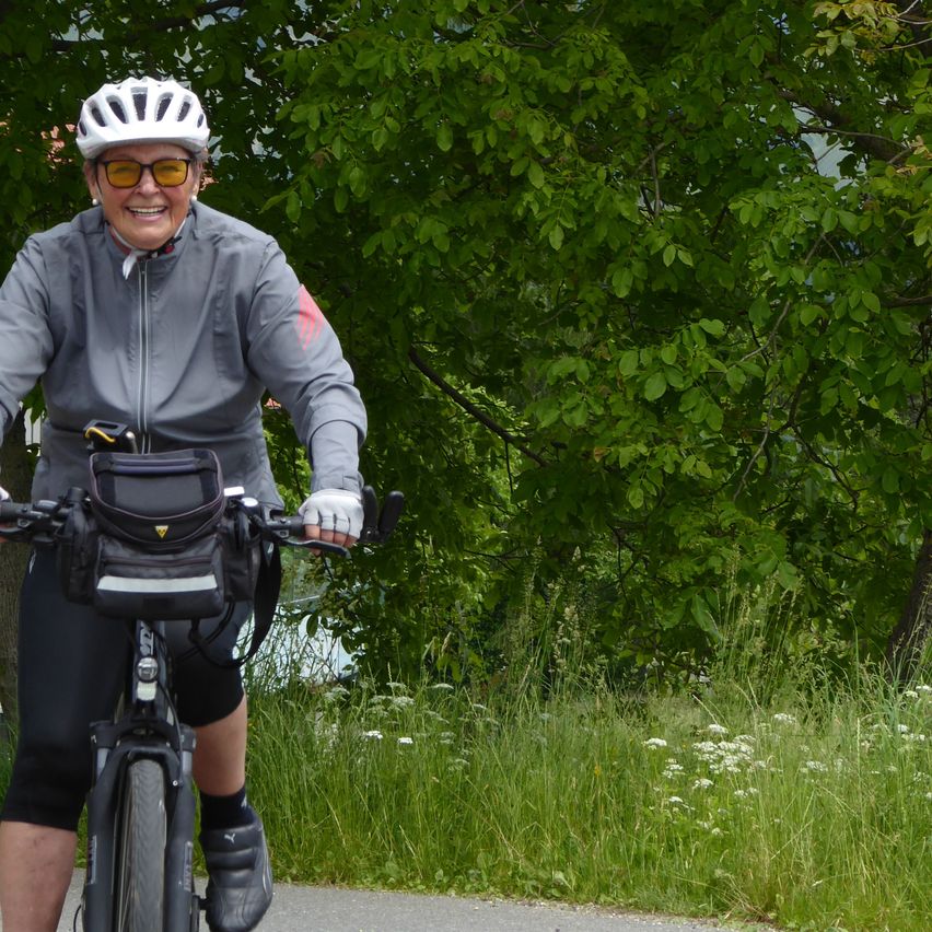 Bild enthält, Helmet, Adult, Male, Man, Person, Bicycle, Vehicle, Cycling, Shoe, Handbag