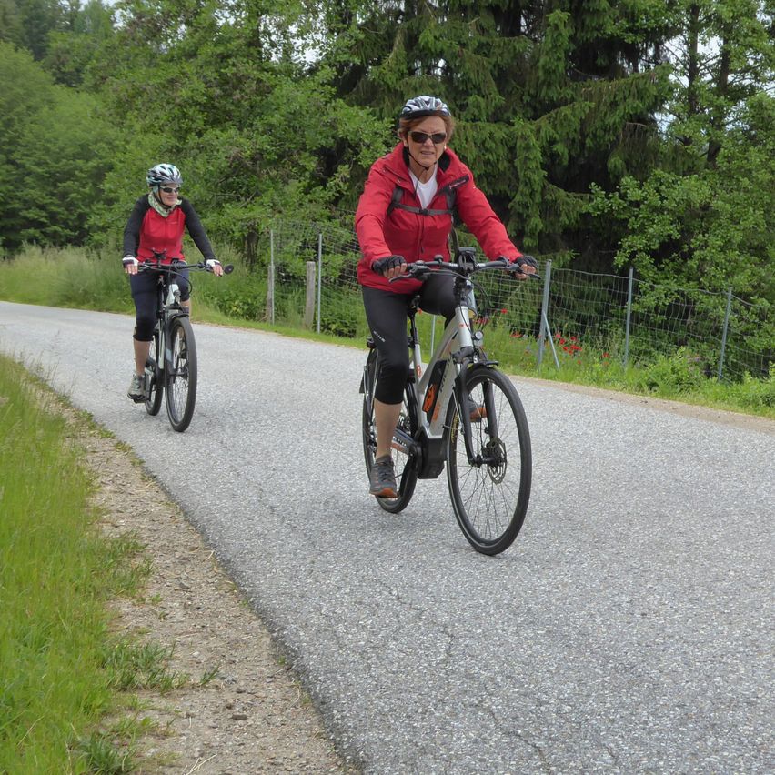 Bild enthält, Person, Bicycle, Vehicle, Helmet, Road, Machine, Wheel, Cycling, Shoe, Glasses