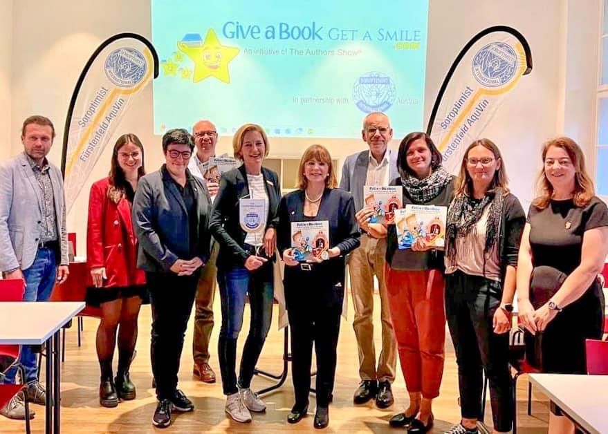 Bild enthält, Groupshot, Person, Adult, Female, Woman, Coat, Male, Man, People, Face