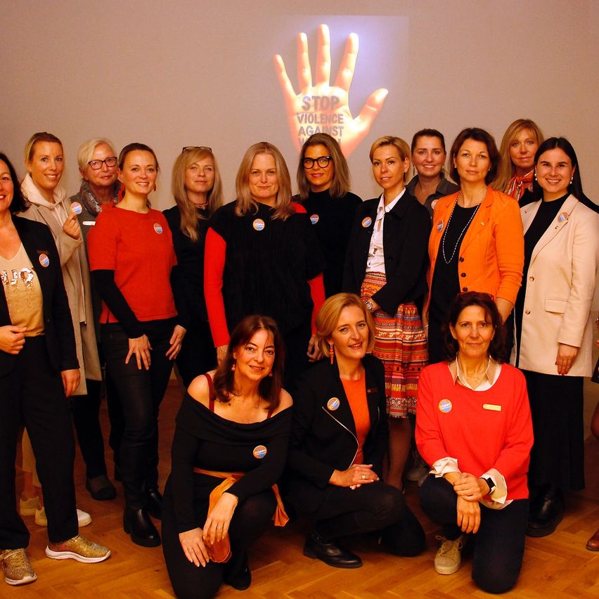 Bild enthält, People, Person, Groupshot, Adult, Female, Woman, Pants, Shoe, Face, Coat