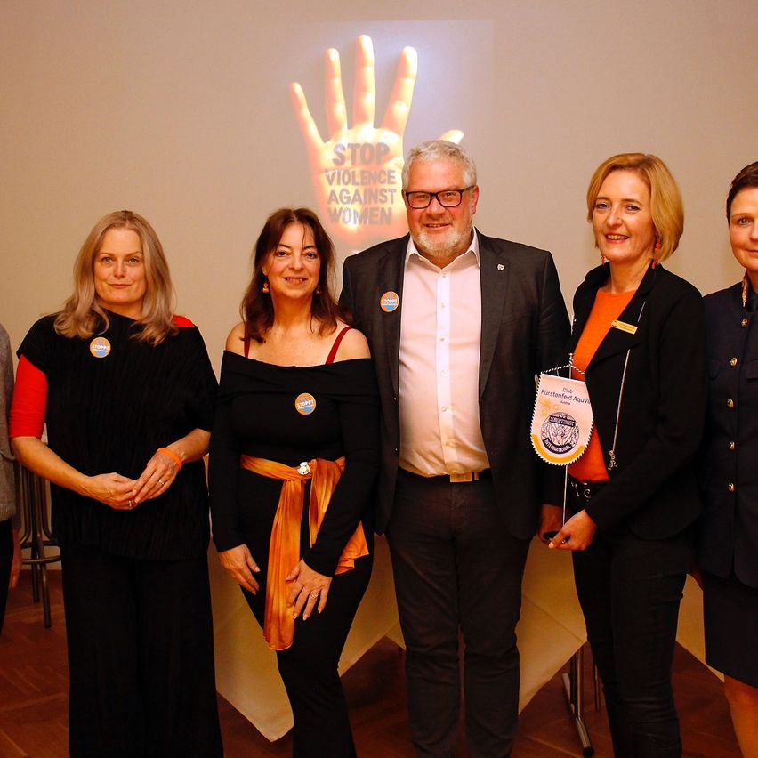 Bild enthält, Blazer, Coat, Jacket, Adult, Female, Person, Woman, People, Male, Man