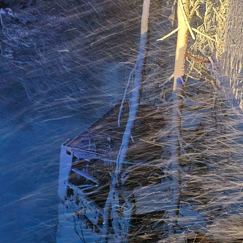 Eine Nahaufnahme eines beschädigten Objekts, möglicherweise eines Bootes, das in blauem Wasser eingetaucht ist. Das Objekt hat zerbrochene Teile und ist von einem unscharfen Effekt umgeben.