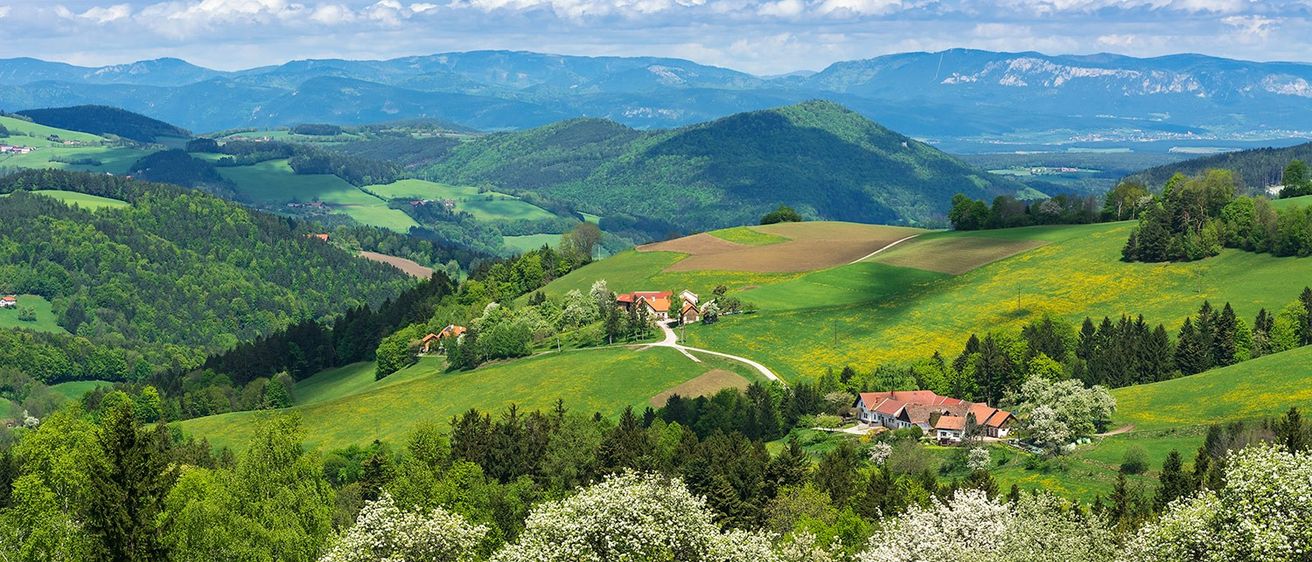 Bild enthält, Nature, Outdoors, Scenery, Grass, Landscape, Building, Countryside, Tree, Field, Grassland