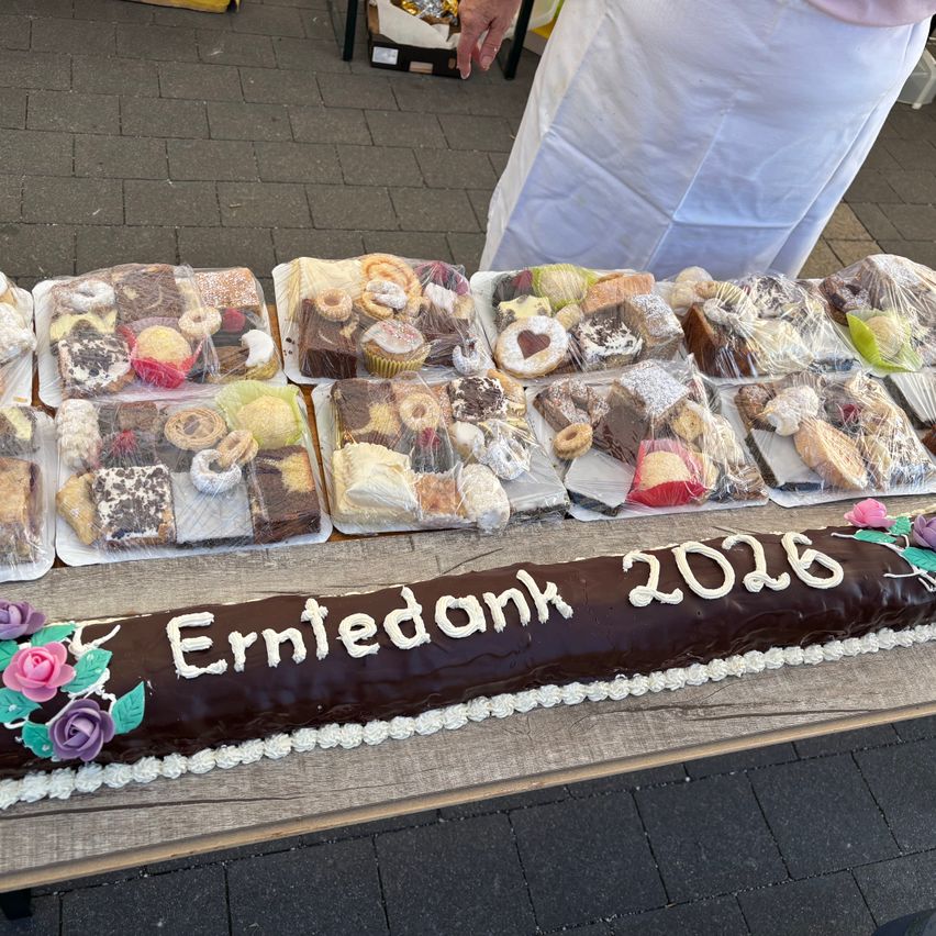 Erntedank-Kuchen mit der Aufschrift 2026 und diverse süße Speisen