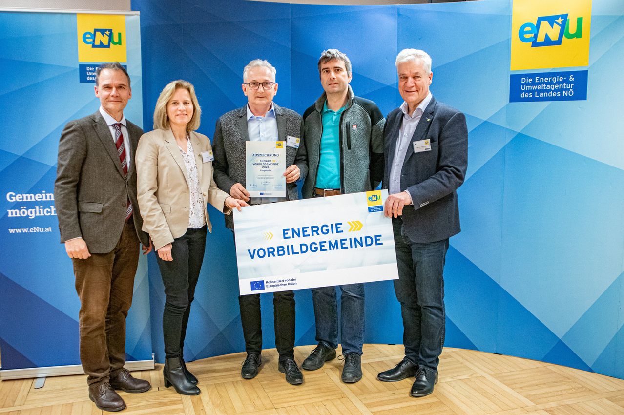 Bild enthält, Groupshot, Person, Adult, Male, Man, Female, Woman, Suit, Shoe, Advertisement