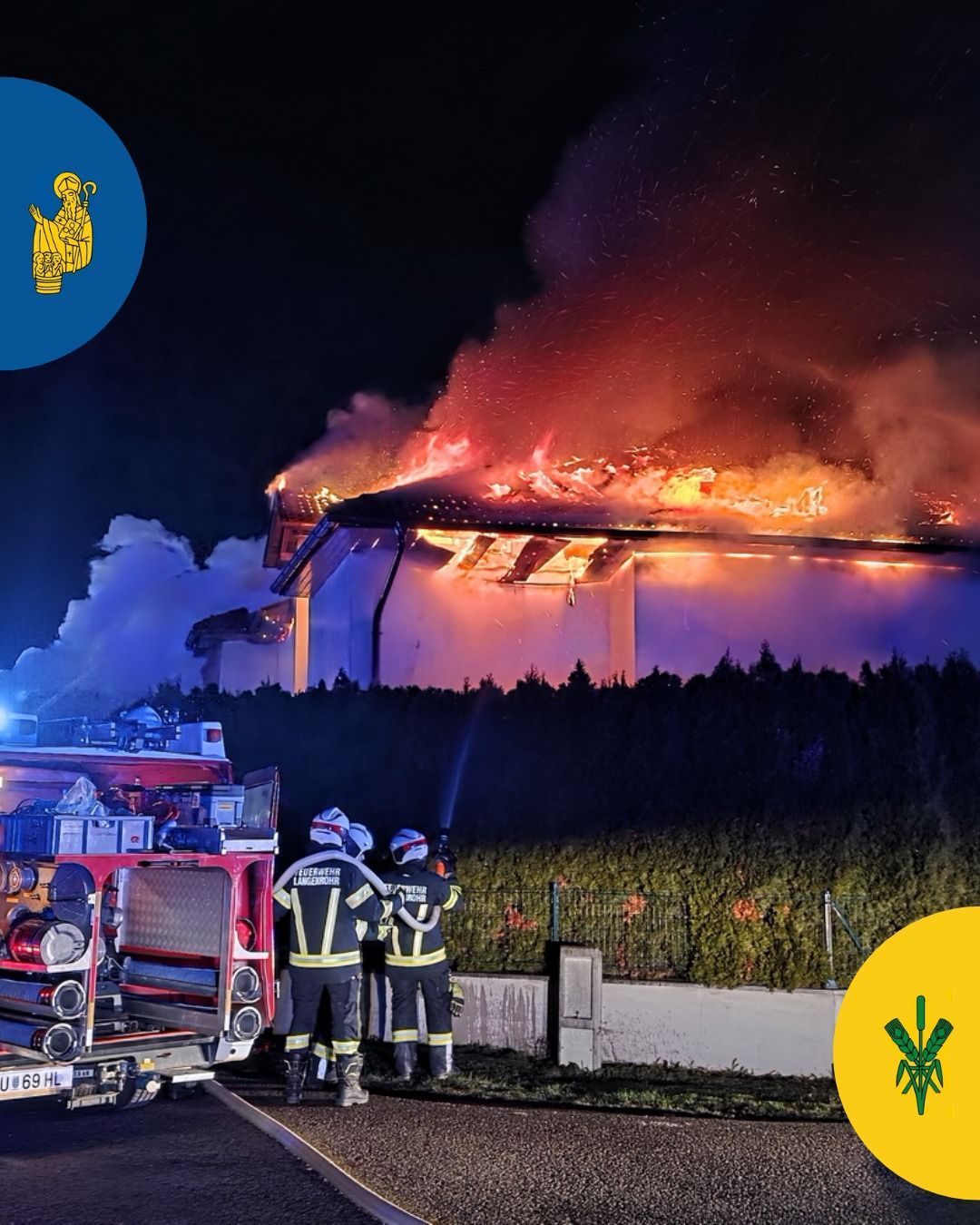Ein Gebäude, das nachts in Flammen steht, Feuerwehrleute in Uniformen bekämpfen das Feuer. Ein Feuerwehrwagen ist auf der Seite geparkt.