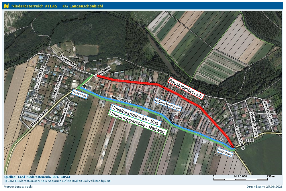 Luftbild einer Stadt mit beschrifteten Straßen und einer Busroute, einschließlich einer Umgehungsstraße um das Stadtzentrum.