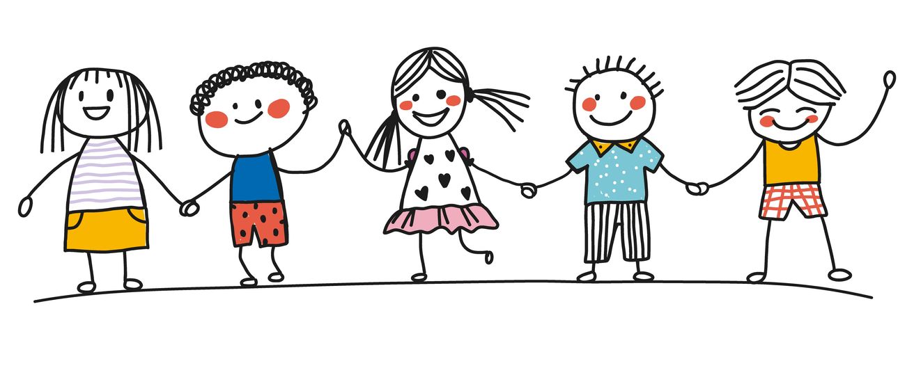 Drei lächelnde Kinder, zwei Jungen und ein Mädchen, halten sich an den Händen in einer Reihe. Der Junge auf der linken Seite trägt ein blaues T-Shirt und Shorts. Das Mädchen in der Mitte hat einen pinkfarbenen Rock und ein weißes T-Shirt mit Herzdesigns. Der Junge auf der rechten Seite trägt ein gelbfarbenes Hemd mit Kragen.