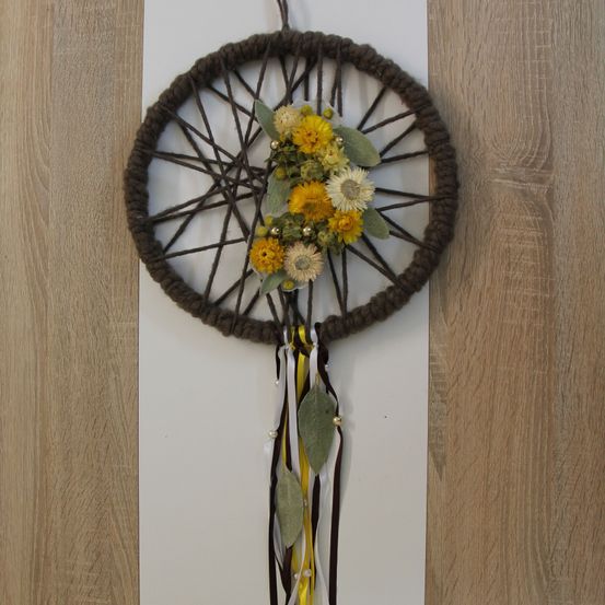 Bild enthält, Flower, Flower Arrangement, Plant, Flower Bouquet, Art, Floral Design, Pattern, Ikebana, Handicraft, Wood