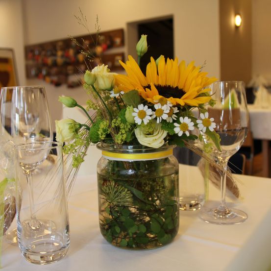 Bild enthält, Flower, Flower Arrangement, Plant, Flower Bouquet, Glass, Goblet, Jar, Sunflower