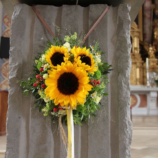 Bild enthält, Flower, Flower Arrangement, Plant, Flower Bouquet, Sunflower, Architecture, Building, Altar, Church, Prayer