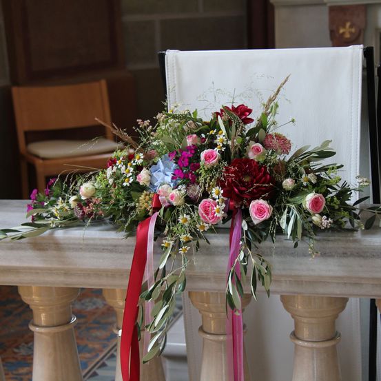 Bild enthält, Flower, Flower Arrangement, Flower Bouquet, Plant, Rose, Chair, Furniture, Pattern