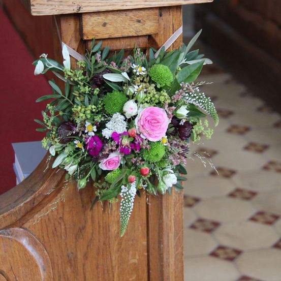 Bild enthält, Flower, Flower Arrangement, Flower Bouquet, Plant, Wood, Hardwood, Floral Design, Graphics, Pattern, Rose