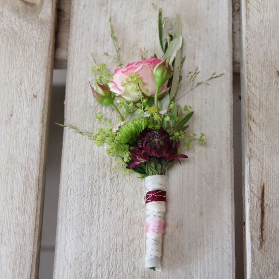 Anstecker für eine Hochzeit für Bräutigam und Beistand