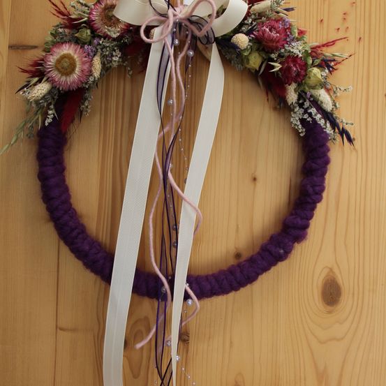 Bild enthält, Flower, Flower Arrangement, Plant, Wreath, Accessories, Jewelry, Necklace